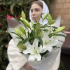 5 белых Восточных лилий